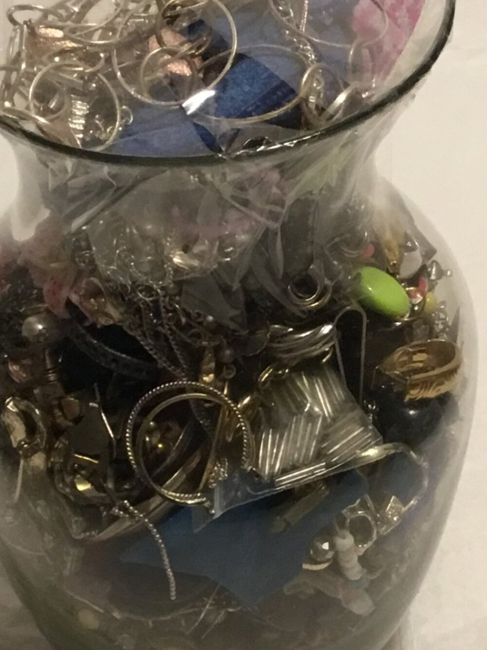 Very heavy vase filled with a large amount of old used and broken jewelry - Picture 3 of 12